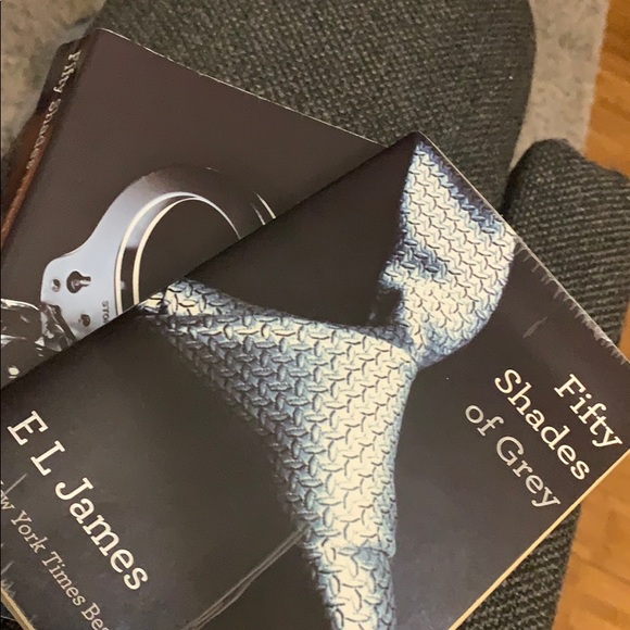 5/25 2books Fifty shades of gray -pt1 and pt3 - Picture 4 of 4